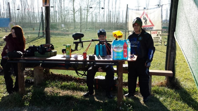  Paintballausrüstung auf einem Holztisch 